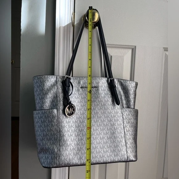 🖤Michael Kors Silver Tote Bag🖤 - Picture 8 of 16